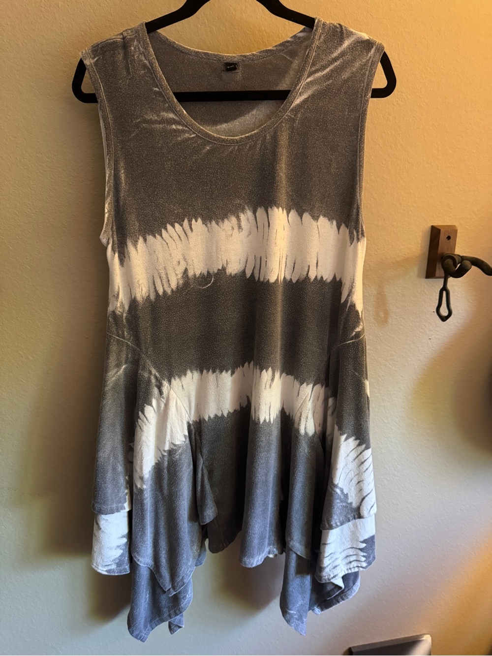Dresses To Kill Women's Gray & White Sleeveless Tunic Top